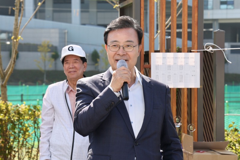 김성제 의왕시장이 제3회 의왕시노인회지회장배 시니어 파크골프대회에서 축사를 하고있다. /의왕시