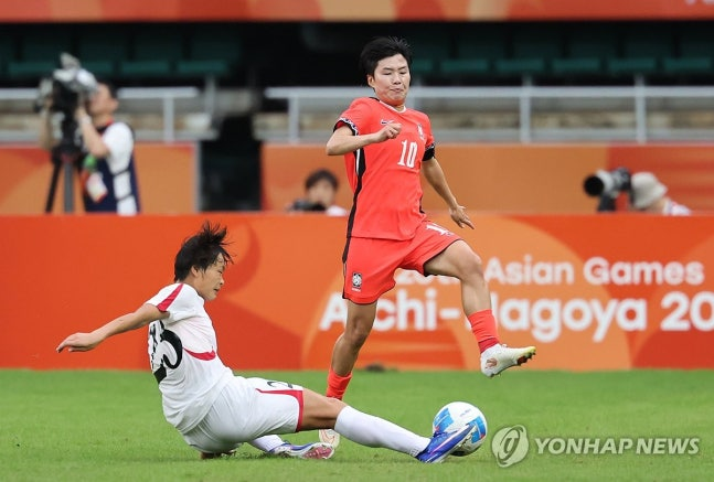 2026 아이치·나고야 아시안게임 여자 축구 조별리그 대한민국과 북한의 경기. 한국 지소연이 북한 강채림의 태클에 당하고 있다. 사진=연합뉴스