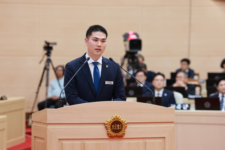 강성찬 의원이 지난 15일 본회의장에서 시정질문을 하고 있다.
