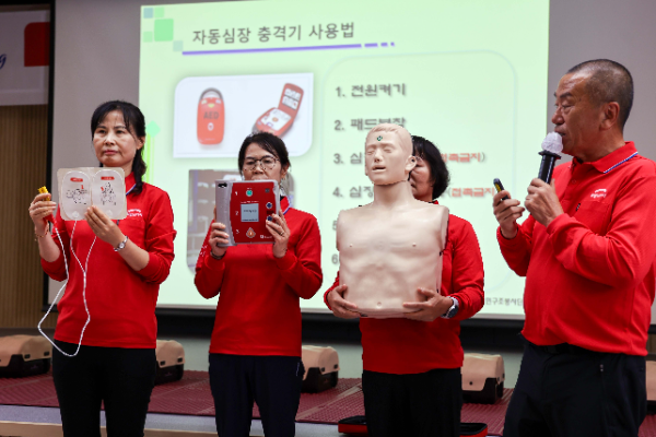 희망브리지 전국재해구호협회가 장성군 재해구호 담당 공무원을 대상으로 자동심장충격기 사용법을 시연하고 있다.