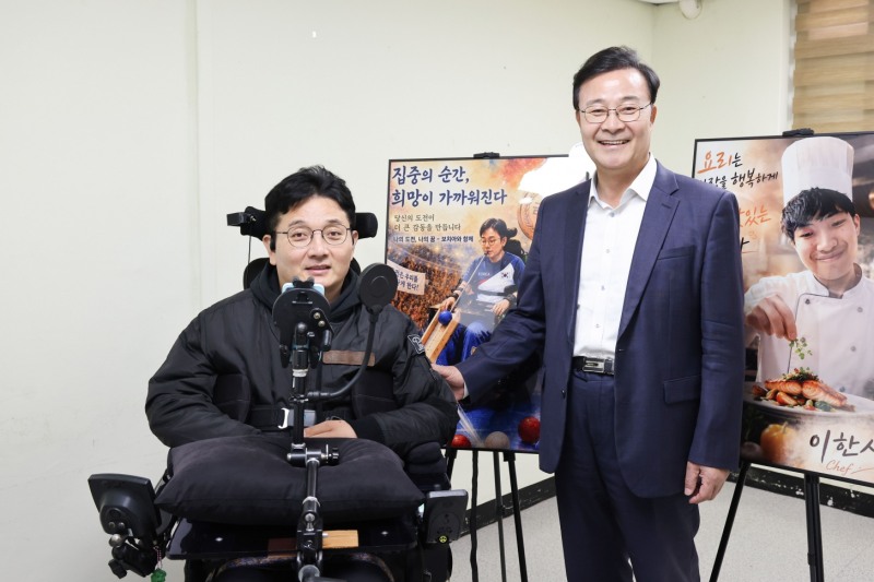 김성제 의왕시장이 인공지능 기반 장애인 창작 미술작품 전시회를 찾아 참가자를 격려하고 있다. /의왕시