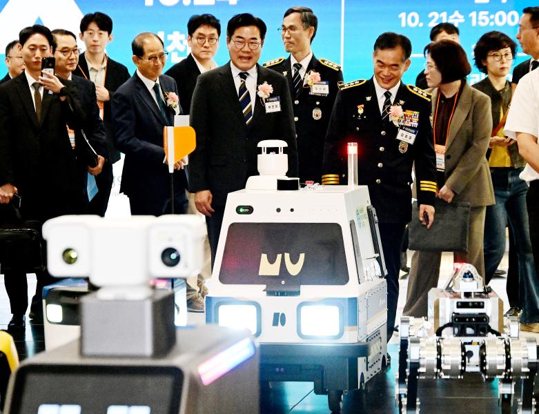 박찬대 인천시장이 21일 송도컨벤시아에서 열린 '2026 국제치안산업대전'에서 치안로봇과 행사장으로 입장하고 있다./인천시