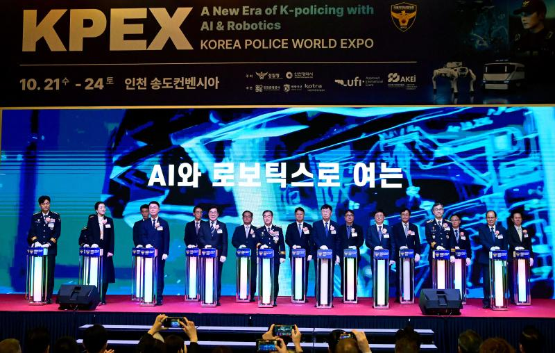 박찬대 인천시장이 21일 송도컨벤시아에서 열린 '2026 국제치안산업대전'에서 김종철 경찰청장 직무대행과 개막 세리머니를 하고 있다. /인천시