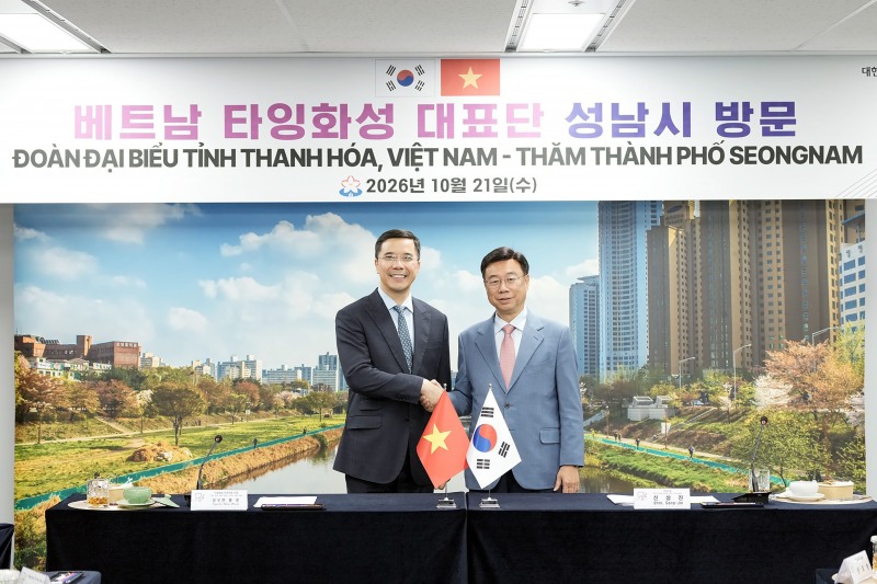지난 21일 시청을 방문한 응우옌 홍 퐁 베트남 타잉화성 인민의회 의장과 신상진 성남시장이 악수를 하고 있다 /성남시