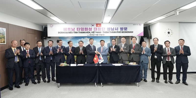 지난 21일 베트남 타잉화성 대표단을 이끌고 성남시청을 방문한 응우옌 홍 퐁 타잉화성 인민의회 의장과 신상진 성남시장, 양측 인사들이 기념사진을 찍고 있다. /성남시