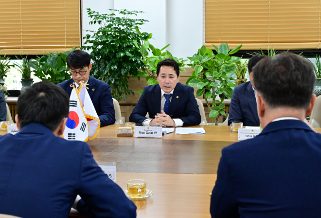 임만균 서울시의회 의장이 지난 21일 도쿄도의회 의원단과 면담하고 있다. / 이미지 = 서울시의회