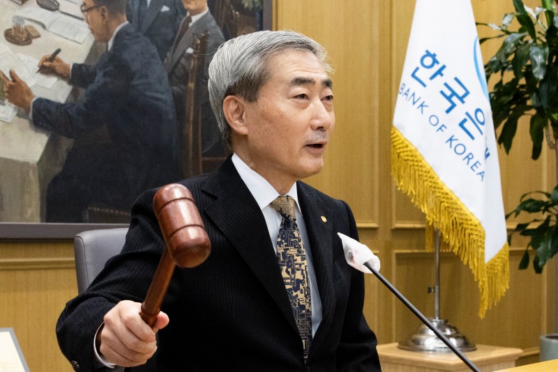 한국은행 신현송 총재가 22일 서울 중구 한국은행에서 열린 금융통화위원회 회의에서 의사봉을 두드리고 있다./연합뉴스
