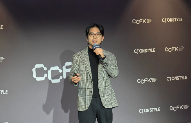 성동훈 CJ ENM 커머스부문 플랫폼본부장이 22일 서울 코엑스에서 미디어데이를 열고 크리에이터 커머스 전략을 발표하고 있다. 사진=김유승 기자