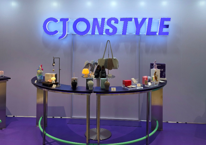 CJ온스타일이 22일부터 서울 코엑스에서 여는 '크리에이터 커머스 페스티벌 코리아' 행사장 내 마련한 '트렌드 PICK 라이브 편집숍' 부스 모습. 사진=김유승 기자