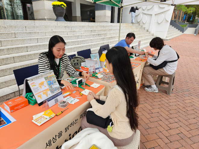 지난 20일 명지전문대학에서 진행된 태양광랜턴 봉사활동에 참여한 학생들이 인도네시아 아동들에게 전달할 태양광 랜턴을 직접 제작하고 있다. 사진= KB국민카드