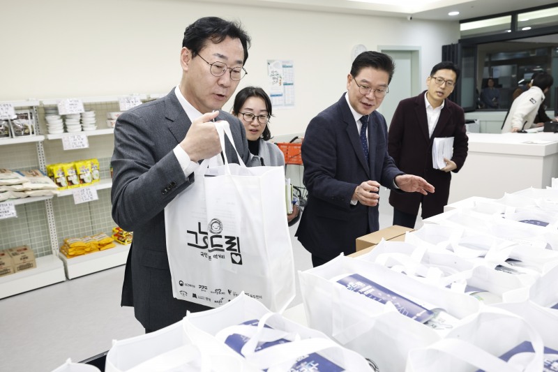 정명근 화성시장이 그냥드림 사업장에서 지급하는 품목들을 확인하고 있다 /화성시
