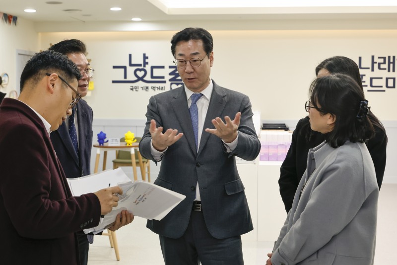 정명근 화성시장이 '그냥드림' 이용자들이 방문 시 심리적 안정감을 느낄 수 있도록 당부하고 있다 /화성시