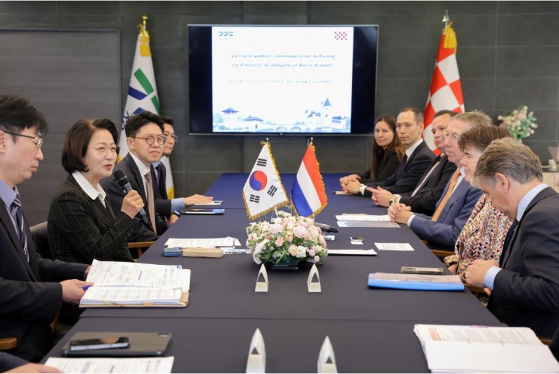 22일 오전 수원시 도담소에서 추미애 경기도지사, 이나 아데마 네덜란드 노트르브라반트주지사가 면담을 하고있다. /경기도