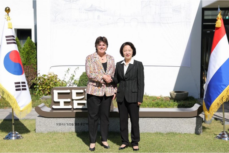 22일 오전 수원시 도담소에서 추미애 경기도지사, 이나 아데마 네덜란드 노트르브라반트주지사가 면담 후 기념촬영을 하고있다. /경기도