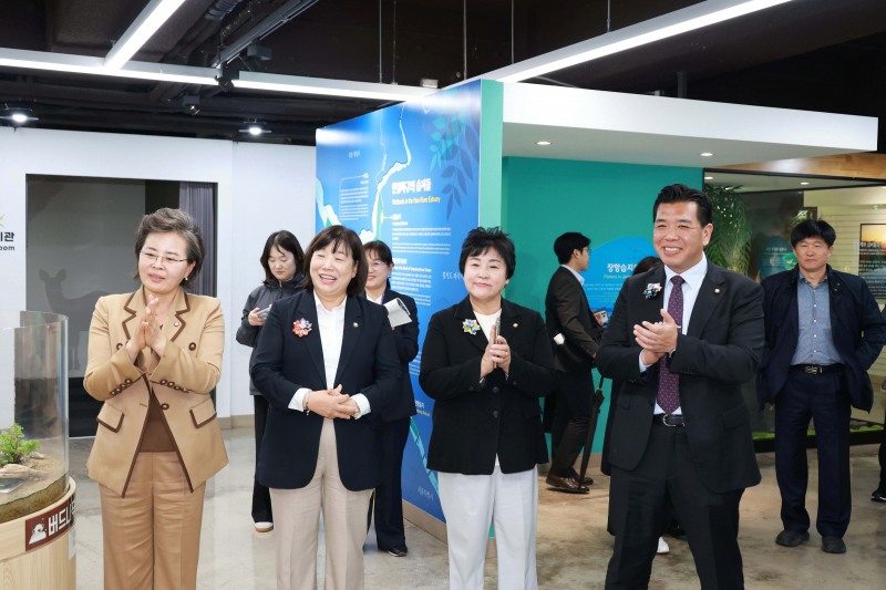 대한민국특례시의회 의장협의회 의장들이 고양시 람사르 고양 장항습지생태관 관계자의 설명을 듣고 있다. /용인시의회
