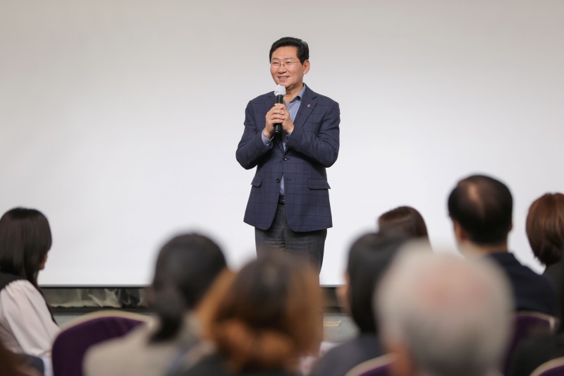 이상일 용인특례시장이 22일 시청 컨벤션홀에서 열린 협치 포럼에서 인사말을 하고 있다. /용인시