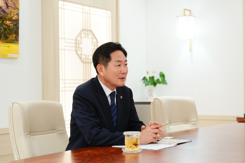 조용호 오산시장이 윤호중 행안부 장관과 면담하고 있다./오산시