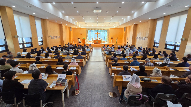 22일(목) 가톨릭관동대학교 교내 성 프란치스코 성당에서 열린 '10월 교직원 미사' 현장 사진. (사진제공=가톨릭관동대)