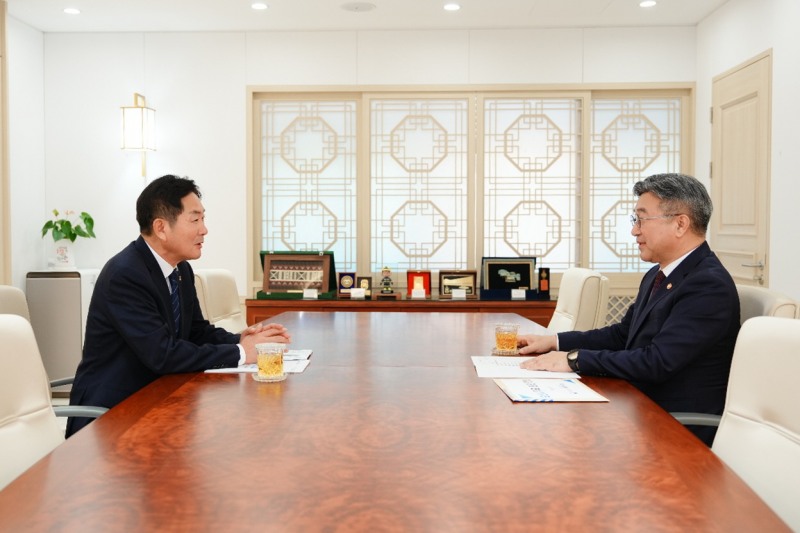 조용호 오산시장(좌측)과 윤호중 행안부 장관(우측)이 면담하고 있다. /오산시