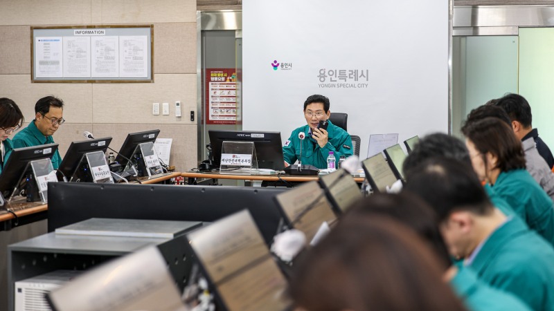 이상일 용인시장이 '2026년 재난대응 안전한국훈련' 상황실에서 강평을 하고 있다. /용인시