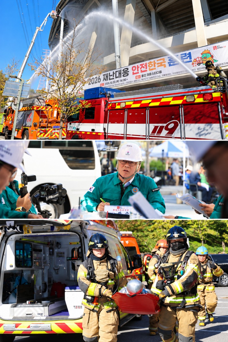 이상일 용인특례시장이 22일 용인미르스타디움에서 열린 ‘2026년 재난대응 안전한국훈련’을 지휘한 가운데 소방대원들이 화재 진압과 인명구조 훈련을 진행하고 있다. /용인시