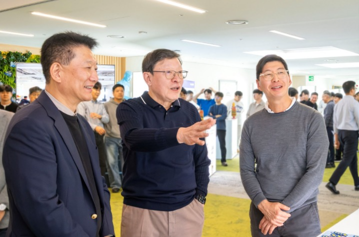 허태수 GS그룹 회장(가운데)과 허세홍 부회장(오른쪽)이 22일 서울 강남구 GS타워 본사에서 임직원들과 함께 제4회 DT Day에 참여하고 있다. 2026.10.22 (GS칼텍스 제공)