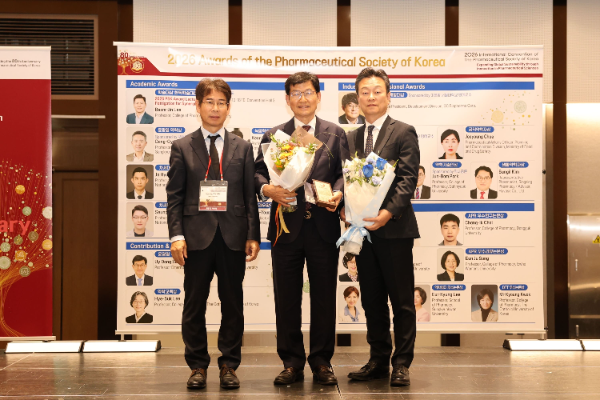 (왼쪽부터) 김형식 대한약학회 회장, 손의동 중앙대학교 약학대학 명예교수(수상자), 유준하 동화약품 대표이사
