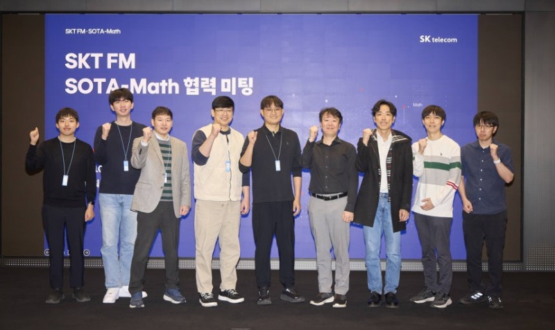 SK텔레콤이 22일 오전 서울 중구 본사에서 연 기술교류회에서 서울대·카이스트(KAIST) 연구진들이 기념촬영을 하고 있다. 왼쪽 3번째부터 홍영준 서울대 수리과학부 및 협동과정 인공지능 전공 교수, 박노성 KAIST 전산학부 교수, 서인석 서울대 수리과학부 교수, 김태윤 SKT 파운데이션 모델 담당, 변성수 서울대 수리과학부 교수. SKT 제공