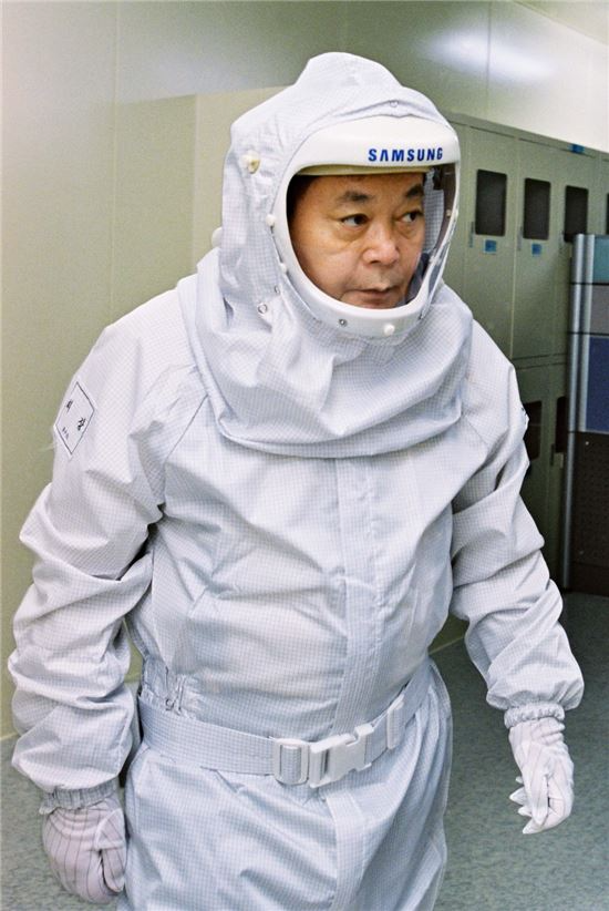 2004년 당시 이건희 삼성전자 회장이 반도체 사업장을 방문해 생산라인을 점검하고 있다.