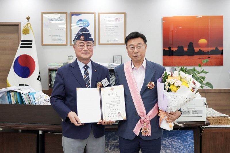 23일 성남시청 시장실에서 열린 향군대휘장 수여식에서 신상진 성남시장이 권병호 성남시재향군인회장과 기념사진을 찍고 있다. /성남시