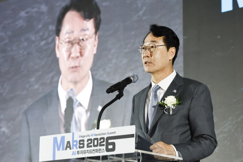 정명근 화성시장이 『MARS 2026 투자유치& 컨퍼런스』 개회식에서 환영사를 하고 있다. /화성시