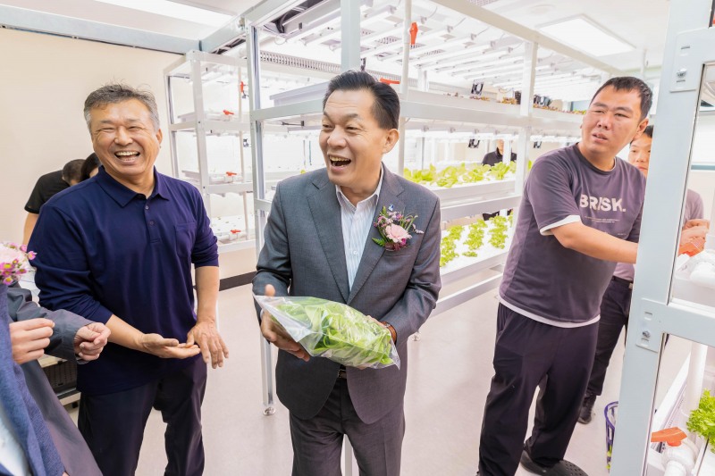 이재준 수원시장 스마트팜을 살펴보고 있다. /수원시