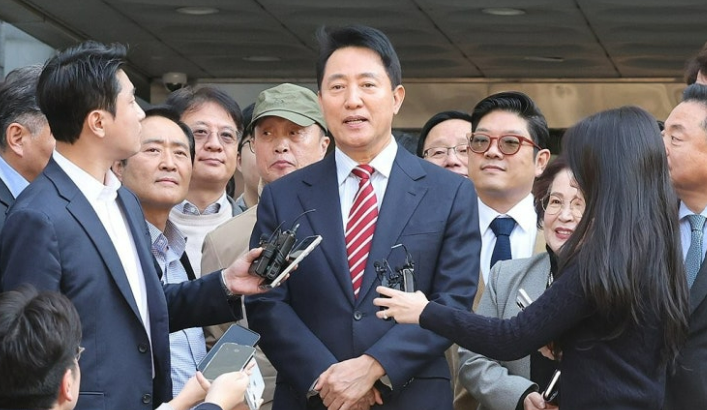 오세훈 서울시장이 23일 서울 서초구 서울고법에서 열린 '명태균 여론조사 대납 의혹 사건' 항소심 선고 공판 뒤 무죄 판결과 관련해 입장을 밝히고 있다. / 이미지 = 연합뉴스