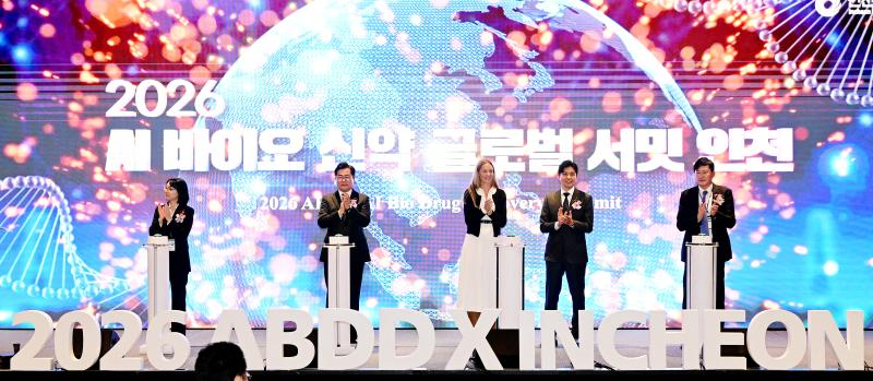 박찬대 인천시장이 23일 영종구 인스파이어에서 열린 '2026 AI 바이오 신약 글로벌 서밋 인천'에서 업무협약을 체결한 뒤 기념촬영을 하고 있다./인천시