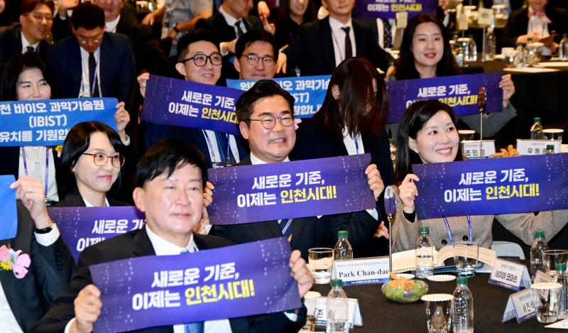 박찬대 인천시장이 23일 영종구 인스파이어에서 열린 '2026 AI 바이오 신약 글로벌 서밋 인천'에서 기념촬영을 하고 있다. /인천시