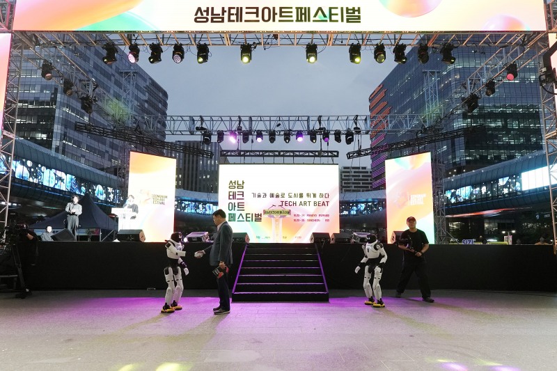 상진 성남시장이 23일 판교역 광장에서 열린 ‘2026 성남테크아트페스티벌’ 개막식에서 로봇과 악수하는 퍼포먼스를 선보이고 있다. /성남시