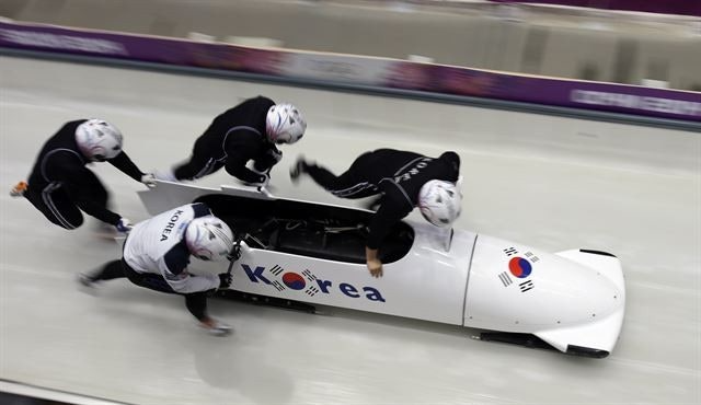 봅슬레이 4인승 한국팀 경기 모습