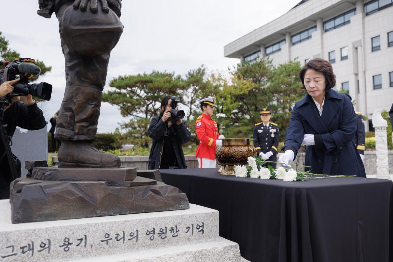 순직한 소방관들의 넋을 위로하고 있는 추미애 경기도지사. /경기도