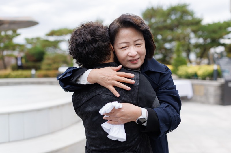 추미애 경기도지사가 유가족과 함께하고 있다. /경기도
