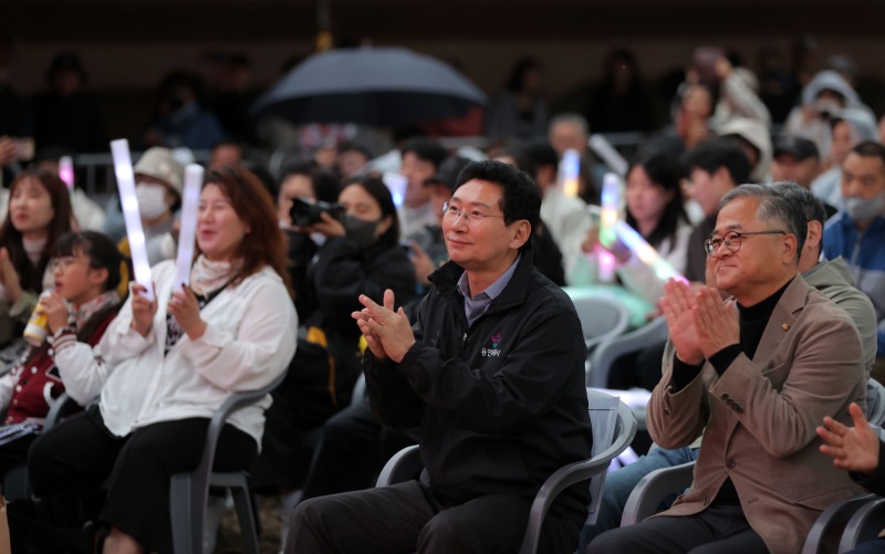 이상일 용인특례시장이 24일 신갈오거리 도시재생 거리축제에서 공연을 관람 하고 있다다. /용인시