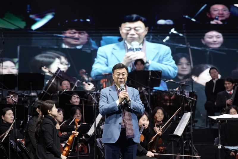 신상진 성남시장이 24일 탄천에서 열린 ‘드론라이트쇼&뮤직페스티벌’에 참석, 인사말을 하고있다. /성남시