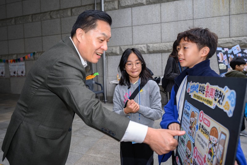 이재준 수원시장이 청소년들과 대화를 나누고 있다. 수원시