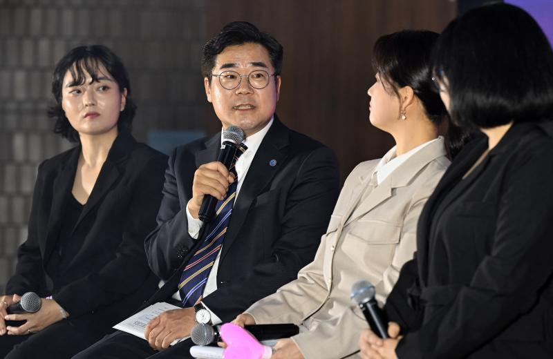 박찬대 인천시장이 지난 23일 시청 중앙홀에서 열린 '민선9기 출범 100일 기념 토크 콘서트 가을밤버스킹 우리의 이야기'에서 시민 참여자들과 이야기를 나누고 있다. /인천시