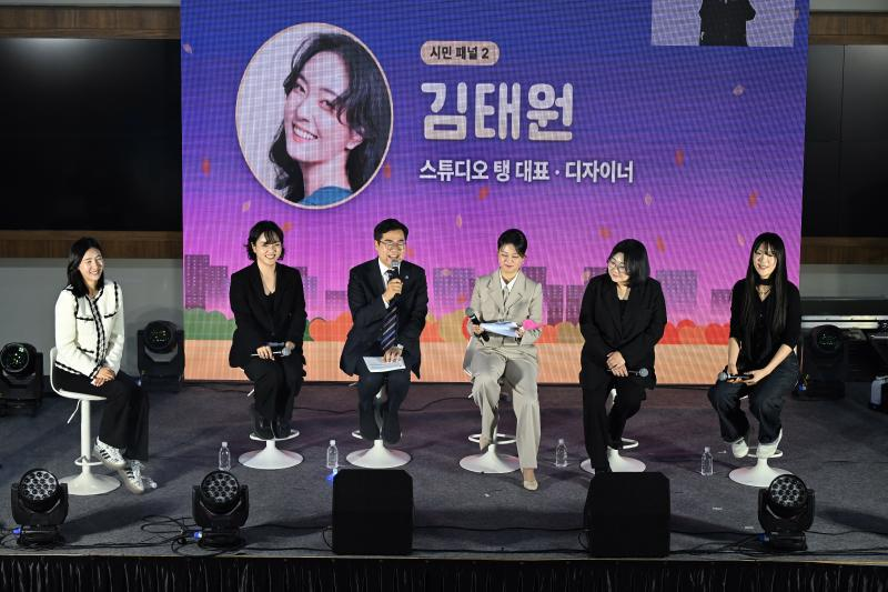박찬대 인천시장이 지난 23일 시청 중앙홀에서 열린 '민선9기 출범 100일 기념 토크 콘서트 가을밤버스킹 우리의 이야기'에서 시민 참여자들과 이야기를 나누고 있다. /인천시