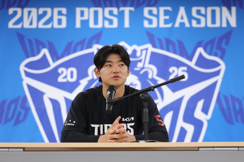 PO 1차전이 비로 취소된 뒤 인터뷰하는 KIA 김도영. / 사진=연합뉴스