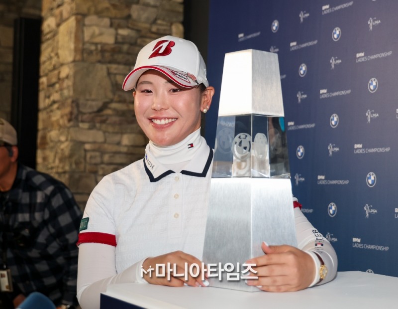 LPGA 챔피언 트로피 든 요시다 유리