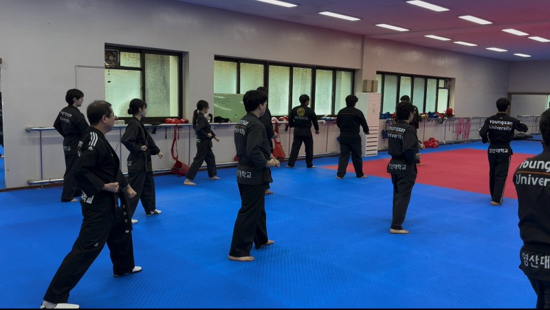 영산대학교 동양무예학과 학생들이 경락품새의 자세와 신체 움직임을 익히고 있다. 사진=영산대학교 동양무예학과