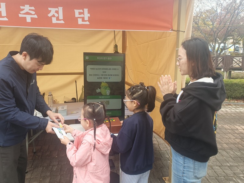경기동부지역 안전문화실천추진단은 지난 23일부터 25일까지 사흘간 경기 여주시 신륵사 관광지에서 열린 '2026 여주오곡나루 축제'에서 안전문화 확산 캠페인을 진행했다./안전보건공단 경기동부지사