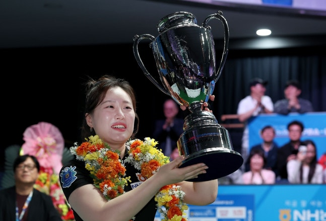 우승 트로피를 들어 올린 김보미 / 사진=PBA 제공