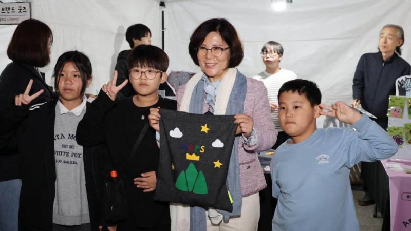 김보라 안성시장이 '별이야 그림책 놀이축제'에서 어린이들과 함께 기념촬영을 하고있다. /페북 캠처